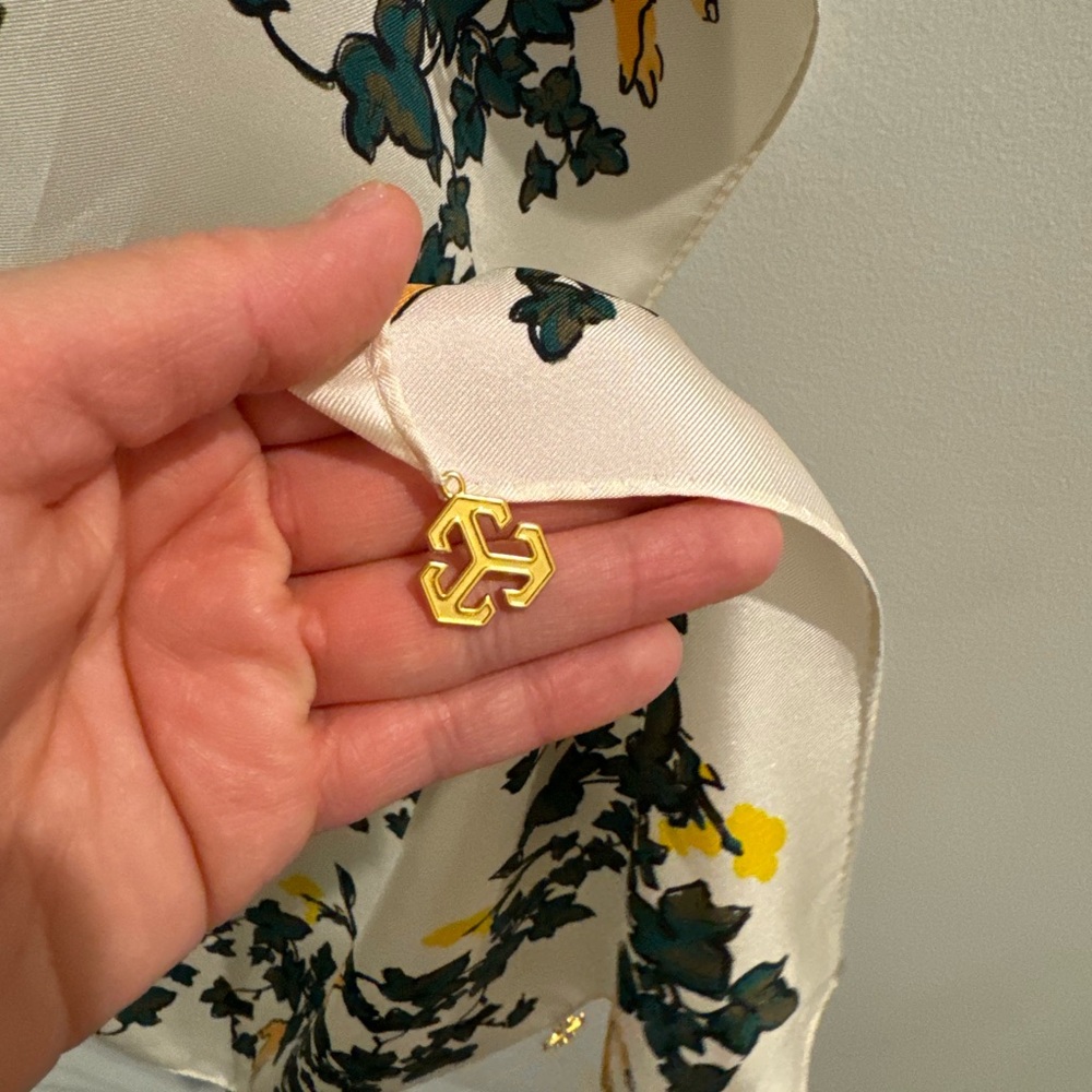 TORY BURCH DAISY VINE MEDALLION CHARM SILK SQUARE SCARF - Picture 9 of 9